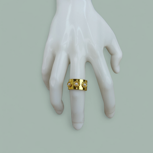 Anillo tipo argolla con perlas