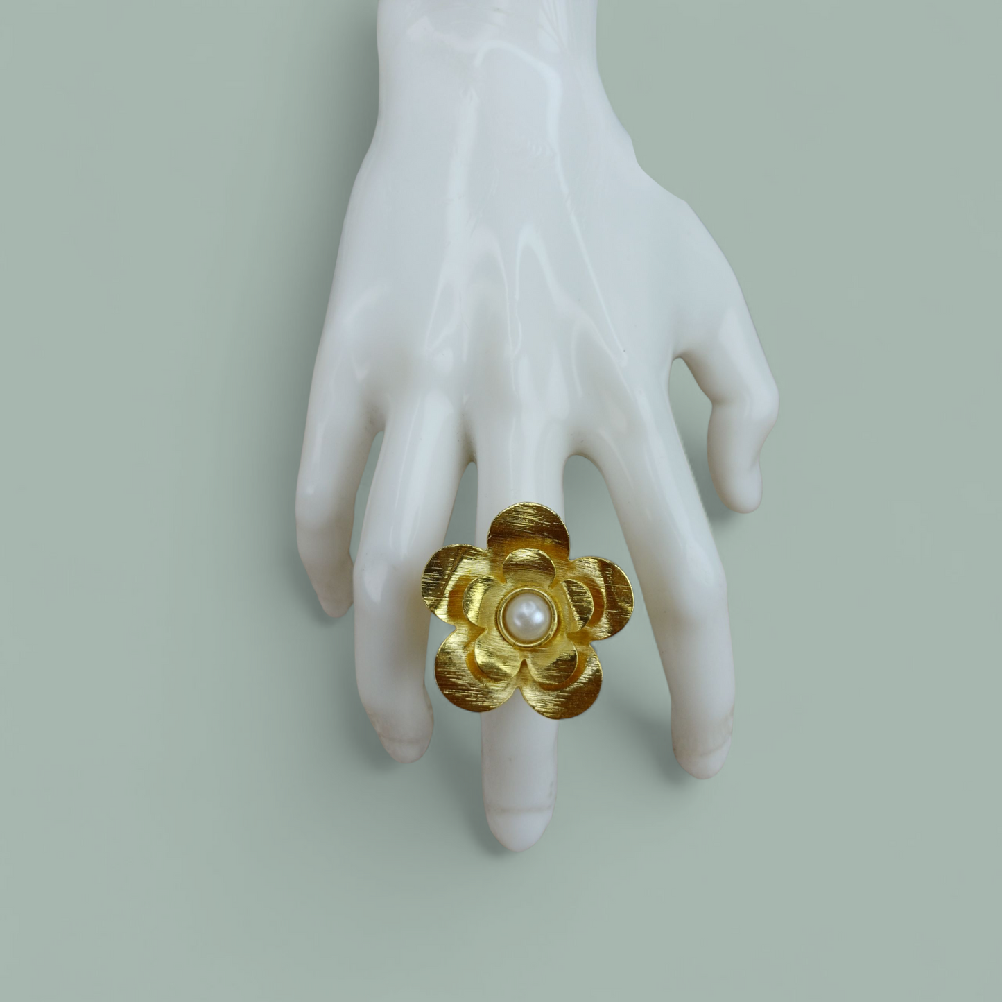 Anillo flor con perla