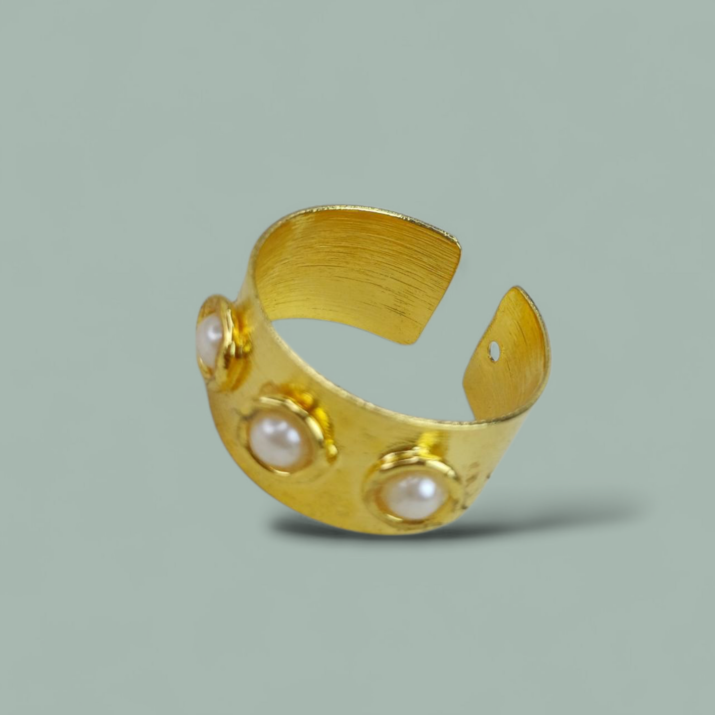 Anillo tipo argolla con perlas