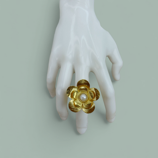 Anillo flor con perla