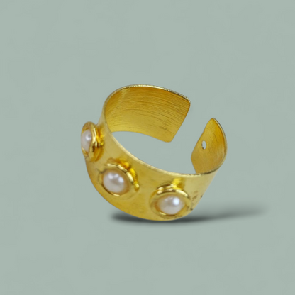 Anillo tipo argolla con perlas